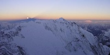 Amanecer con luna llena sobre el Nuptse
