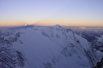 Amanecer con luna llena sobre el Nuptse