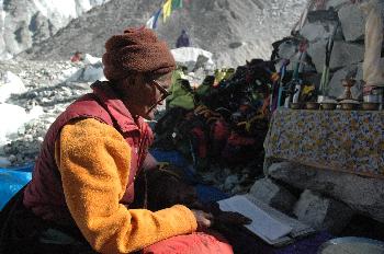 Monje con libro de oración