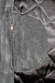 Bolsillo interior en costura y con cremallera