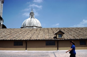 Vista de una de las cúpulas secundarias de la basílica de San Pe