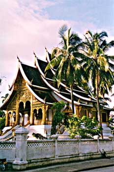 Templo de estilo Lao. Tejado a dos aguas de múltiples niveles, L