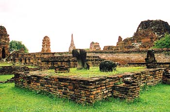 Plataforma en zona de templos, Ayutthaya, Tailandia