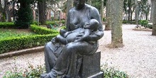 Escultura de José Clará en su plaza, Olot, Garrotxa, Gerona