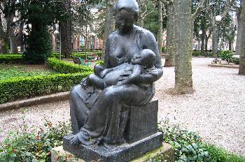 Escultura de José Clará en su plaza, Olot, Garrotxa, Gerona
