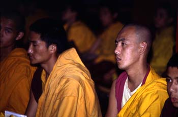 Monjes durante una ceremonia religiosa en el Monasterio de Rumte