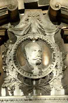 Relieve funerario con efigie en el Cementerio de Kerepesi, Budap