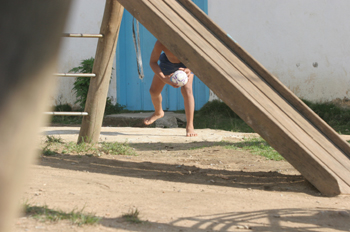 Chicos de Quilombo jugando al balón, Sao Paulo, Brasil