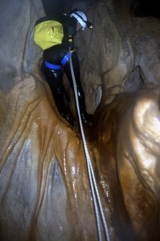 Aficionado al barranquismo en unas rocas en Mallorca
