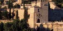 Vista de una de las torres del puente de San Martín, Toledo