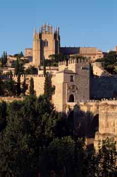 Vista de una de las torres del puente de San Martín, Toledo