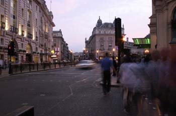 Picadilly Circus anocheciendo, Londres