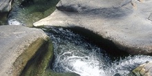 Curso de un río entre las rocas