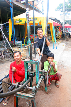 Trabajando en la calle, Medam, Sumatra, Indonesia