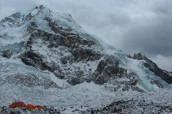 Campo base después de una nevada