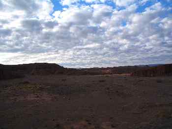 Nubes y desierto de piedra en Alto Atlas, Marruecos