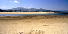 Bahía arenosa de la playa de Misiegu en la ría de Villaviciosa,