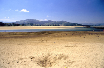 Bahía arenosa de la playa de Misiegu en la ría de Villaviciosa,
