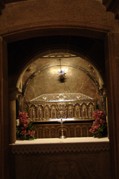 Tumba de Santiago Apóstol, Catedral de Santiago de Compostela, L