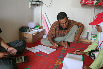 Voluntarios locales, Melaboh, Sumatra, Indonesia