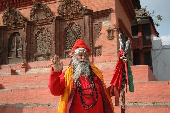 Sadus (Hombre sagrado) en el patio del Palacio de los Reyes Mall