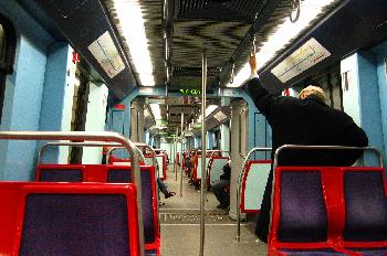 Interior de un bagón de metro, Lisboa, Portugal