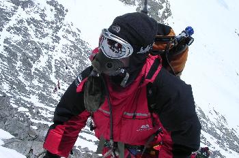 Escalador con tanques y máscara de oxígeno