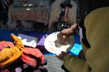 Bendición de los miembros de la expedición con harina