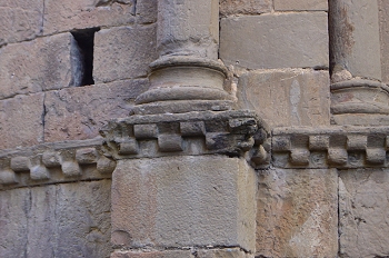 Detalle de las cenefas de ajedrezado, Jaca, Huesca