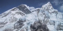 Everest con su Hombro Occidental y cresta nevada del Nuptse