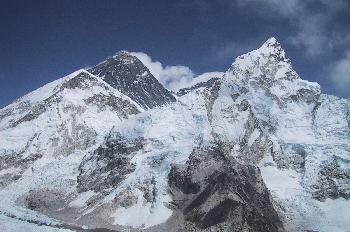 Everest con su Hombro Occidental y cresta nevada del Nuptse
