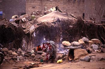 Mujer haciendo fuego en el mercado de Suq al Khamis, Yemen