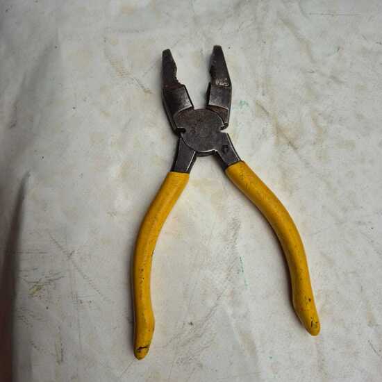 Alicates universales abiertos