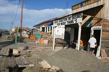 Reclamando ayuda, Melaboh, Sumatra, Indonesia