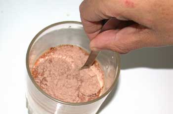 Removiendo leche con cacao