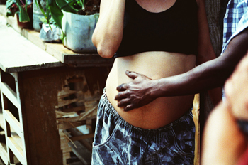 Mujer embarazada, Favela Horizonte Azul, Sao Paulo, Brasil