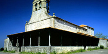 Vista desde el suroeste de la iglesia de Santiago de Gobiendes,