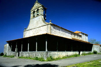 Vista desde el suroeste de la iglesia de Santiago de Gobiendes,