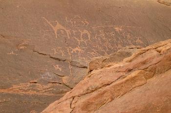 Inscripciones antiguas sobre rocas en el desierto de Wadi Rum, J