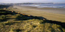 Vista hacia Salinas desde la playa de El Espartal, Castrillón, P