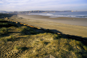 Vista hacia Salinas desde la playa de El Espartal, Castrillón, P