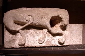 Pilar con la escultura de un animal del siglo IV