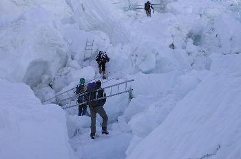 El ´doctor´y sus ayudantes cargando los tramos de la escalera so