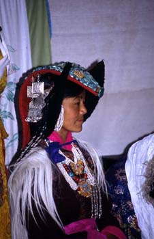 Representación de la ceremonia tradicional del matrimonio (4), L