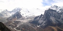 Canales de nieve desembocando en río de agua helada