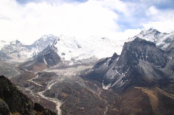 Canales de nieve desembocando en río de agua helada