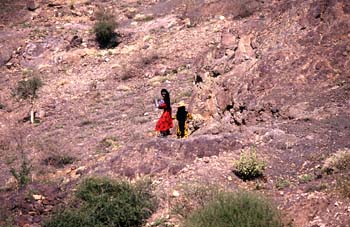 Dos niñas en la ruta de acceso a Shahara, Yemen