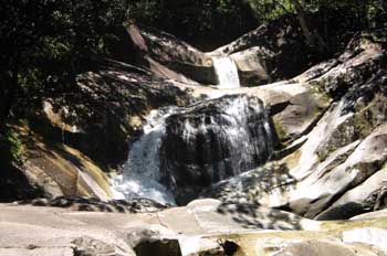 Río en la selva de Queensland, Australia