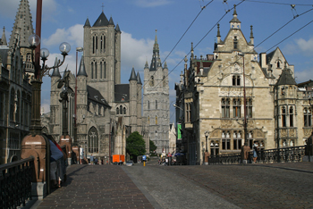 Vista  monumental de Gante desde el Puente de San Miguel, Bélgic