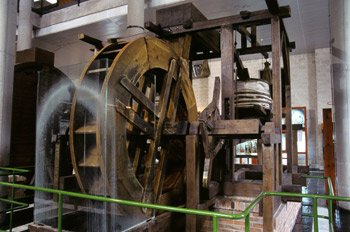 Vista lateral de máquina de ventilación de mina mediante fuelles